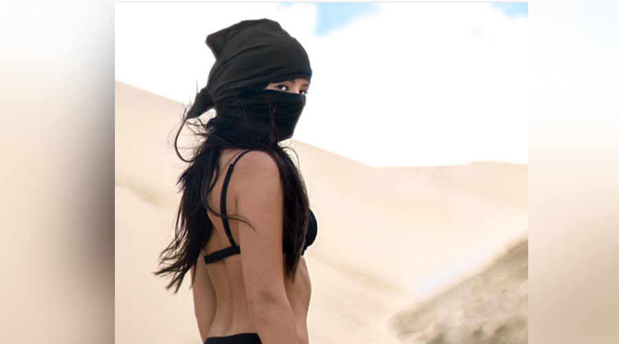Controversial Playmate poses nude on holy ground in NZ, offends Maori locals (PHOTOS)