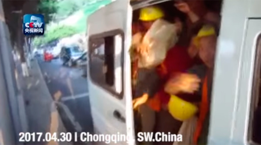 Tight squeeze: 40 builders found stuffed into 6 seater van during insane commute (VIDEO)
