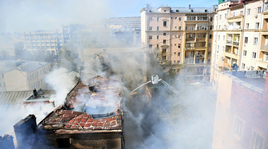 Huge blaze breaks out in central Moscow, not far from Kremlin (PHOTOS, VIDEOS)