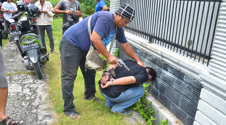 200 inmates escape Indonesian jail in epic prison break (VIDEO)