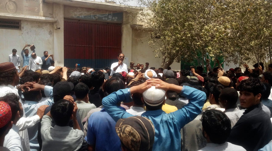 10yo killed as mob attacks Pakistan police station in attempted lynching of ‘blasphemous’ man