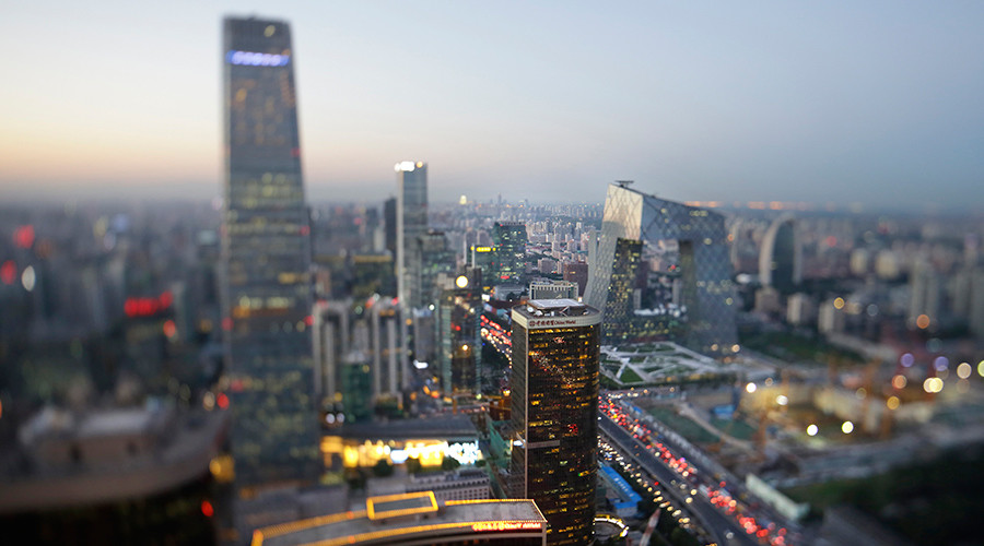 Billboard smashes into biker during Beijing rush hour (VIDEO)