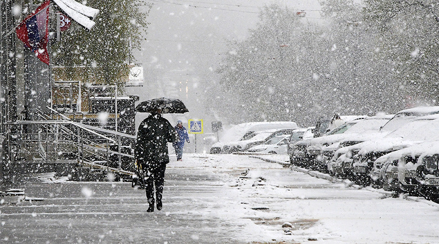 Snow covers Moscow ahead of V-Day parade, on track to break 1922 precipitation record (PHOTOS)