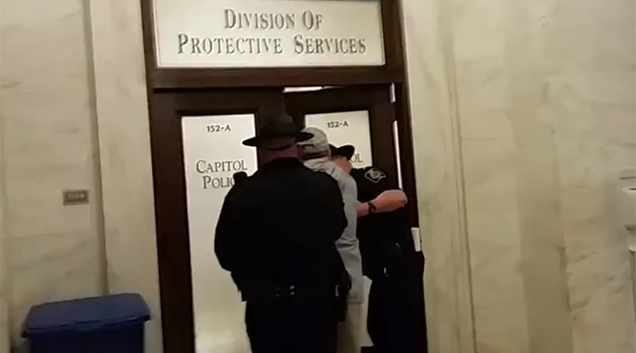 Reporter arrested at W. Virginia Capitol for ‘asking questions’ to US health secretary (VIDEOS)