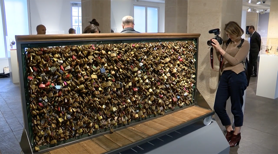 Love unlocked: Paris auctions off tokens of amour that weigh down its bridges (PHOTOS, VIDEO)