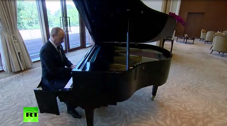 Virtuoso-in-chief: Putin plays anthems of Russia’s capitals during intl forum in China (VIDEO)