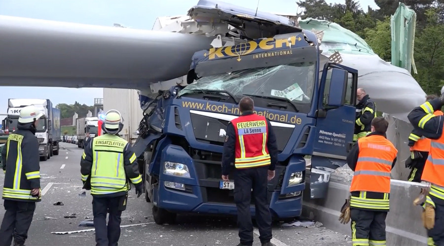 Huge wind turbine crushes truck on German autobahn (PHOTOS, VIDEO)