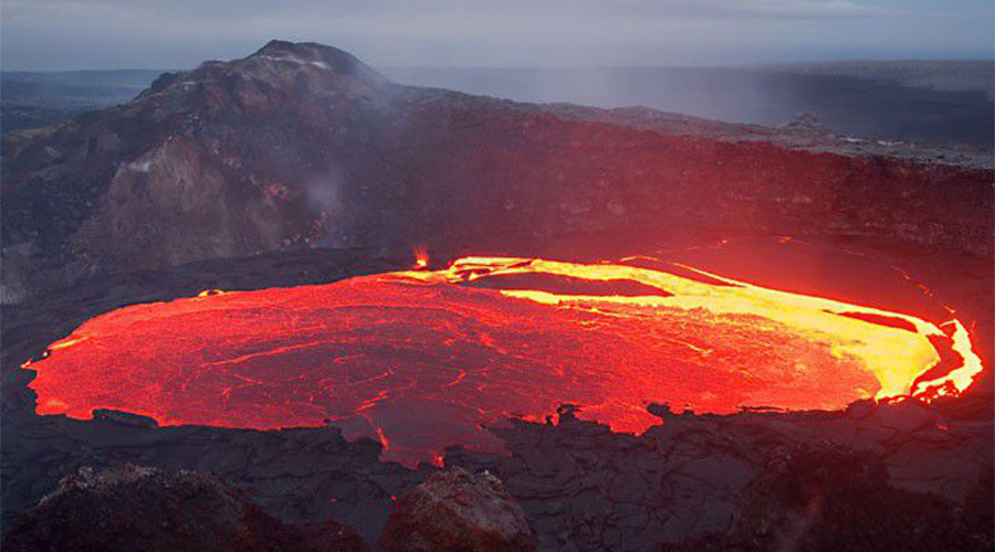 Cascading lava flow pours from Hawaiian volcano (TIMELAPSE VIDEO)
