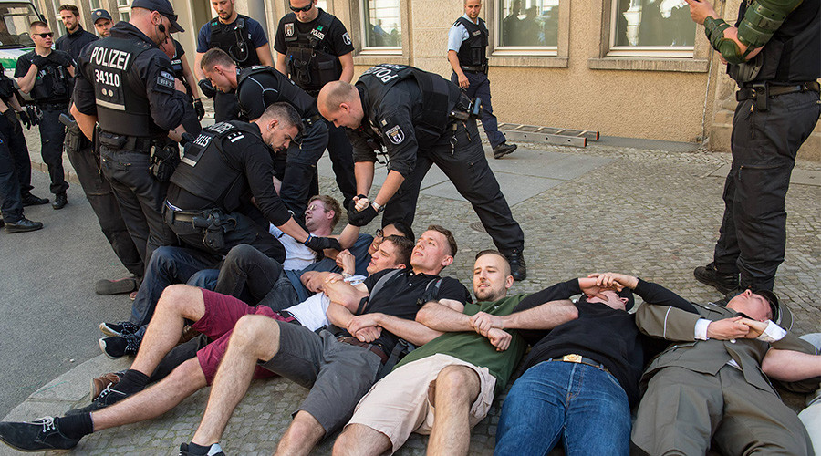 Right-wing protesters try to 'raid' German Justice Ministry over hate speech bill
