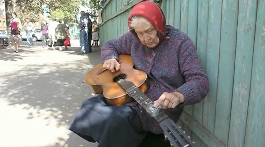 Babushka blues: Video of Belarus granny playing guitar with a light bulb goes viral