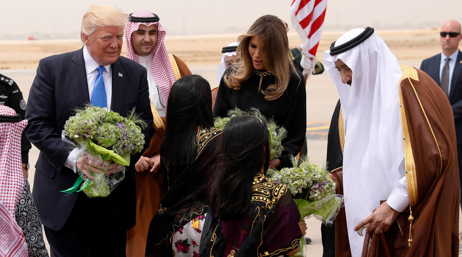 Melania opts to not wear traditional headscarf during Saudi Arabia visit (PHOTO)