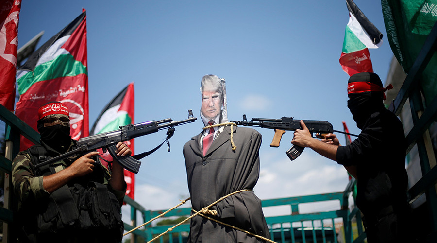 Palestinian protesters hold Trump effigy at gunpoint to decry visit (VIDEO)