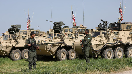 Kurdish fighters from the People's Protection Units (YPG) stand near U.S military vehicles in the town of Darbasiya next to the Turkish border, Syria April 29, 2017. © Reuters