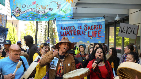 Native American leaders and climate activists join together in song outside of a Chase Bank location, to oppose the Keystone XL pipeline, in Seattle, Washington. © Reuters