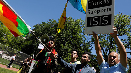 A group of anti-Erdogan Kurds shout slogans at a group of pro-Erdogan demonstrators in Lafayette Park, Washington, U.S. May 16, 2017. © Jonathan Ernst