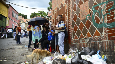 People line up to buy basic food and household items outside a supermarket in the poor neighborhood of Lidice, in Caracas, Venezuela. © Ronaldo Schemidt
