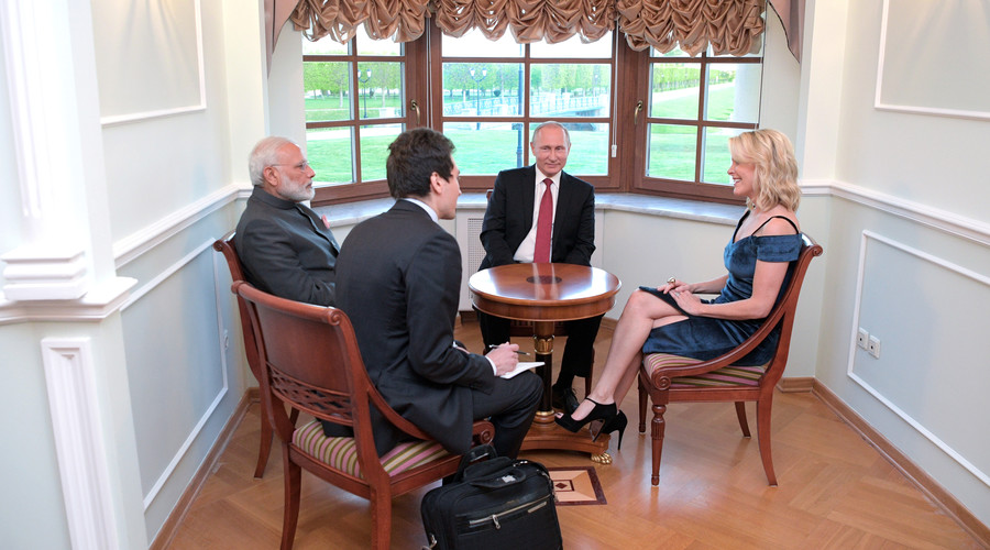 Russian President Vladimir Putin and Indian Prime Minister Narendra Modi talk to US journalist and NBC anchor Megyn Kelly (R), June 1, 2017. © Alexei Druzhinin / Sputnik