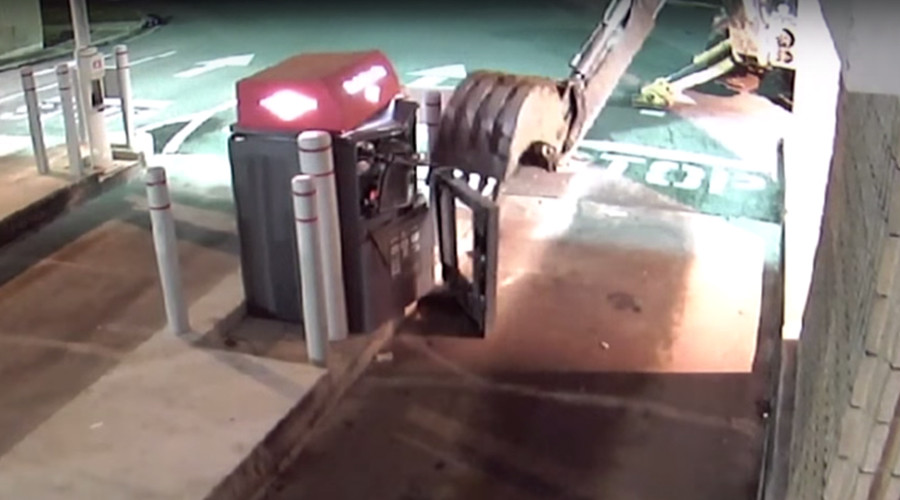 Bungled effort to steal ATM using excavator caught on CCTV (VIDEO)
