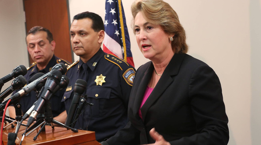 Grand jury indicts Texas deputy & husband for the murder of John Hernandez