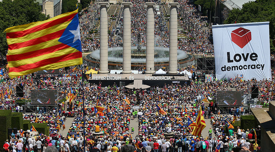 Guardiola joins thousands at rally for Catalan independence (PHOTOS)