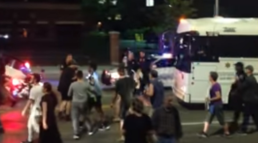 Protesters block US deportation buses carrying Iraqi Christians (VIDEOS)