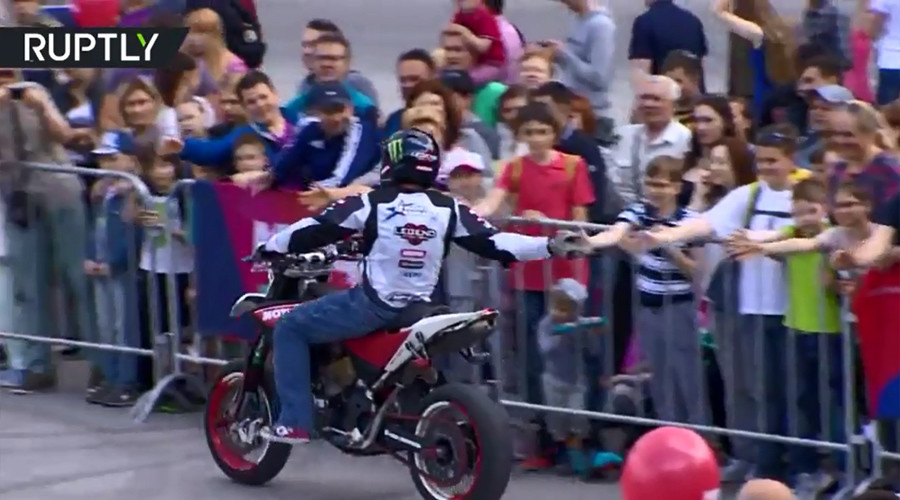 Extreme motorcyclists show 'Big Workout' at Russia Day celebration