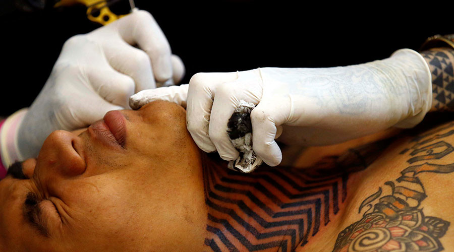 2 men torture 17yo boy, tattoo ‘I’m a thief’ on his forehead (PHOTO)