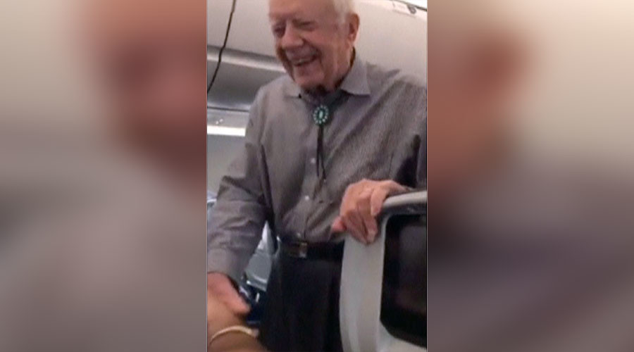 Shakes on a plane: Former POTUS Carter greets every passenger on flight to DC (VIDEO)
