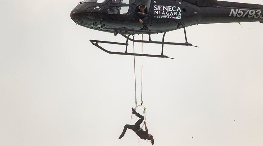 Hang ’em high: Mrs. Wallenda beats husband’s teeth-hanging record over Niagara Falls (PHOTO, VIDEO)