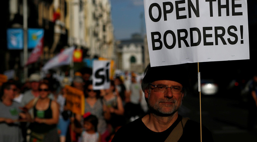 ‘Enough excuses’: Madrid protesters urge govt to accept more refugees (PHOTOS, VIDEO)