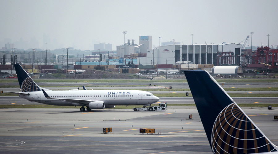 Fuel leak on United Airlines flight goes unnoticed by crew (VIDEO)