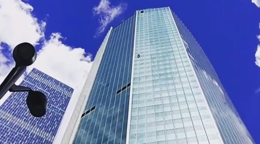 Russian daredevil detained on rooftop after climbing Moscow skyscraper (VIDEOS)