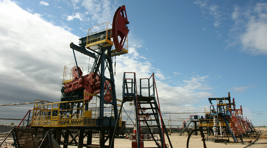 Oil prices sink to 7-mo lows on growing global oversupply