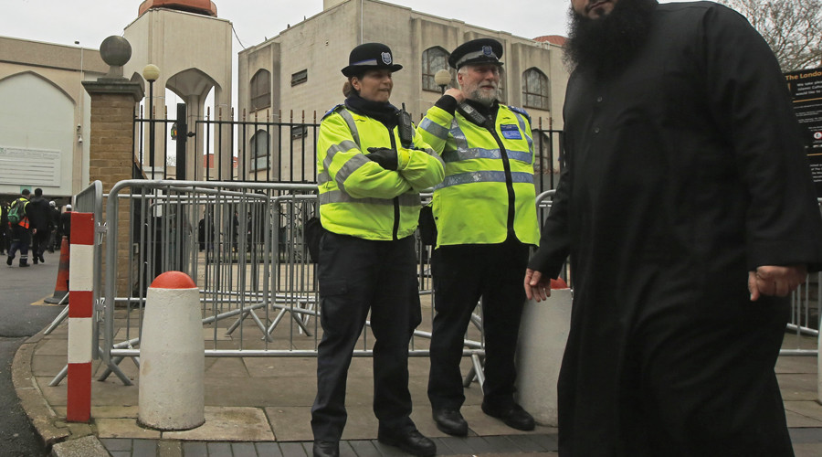 Police taser man attacking people outside London mosque with ‘shoehorn’ (VIDEO)