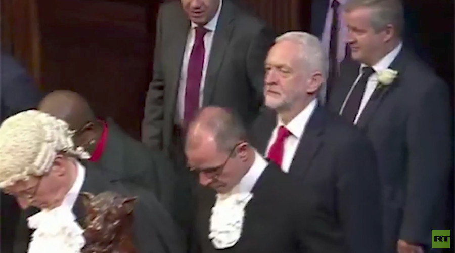 Jeremy Corbyn didn’t bow to the Queen at state opening of Parliament (VIDEO)