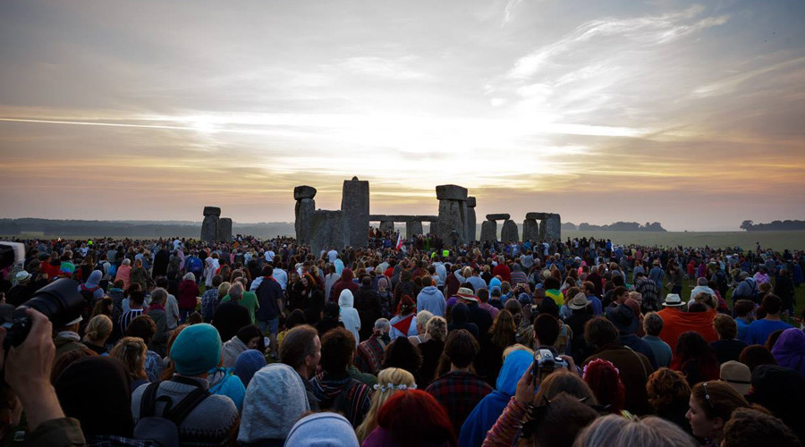 Stonehenge summer solstice attracts pagans, revellers – and armed police (PHOTOS,VIDEO)