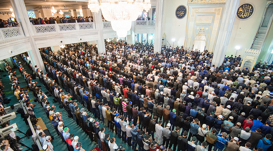 250,000 Muslims flock to Moscow’s cathedral mosque for Eid prayer (PHOTOS)