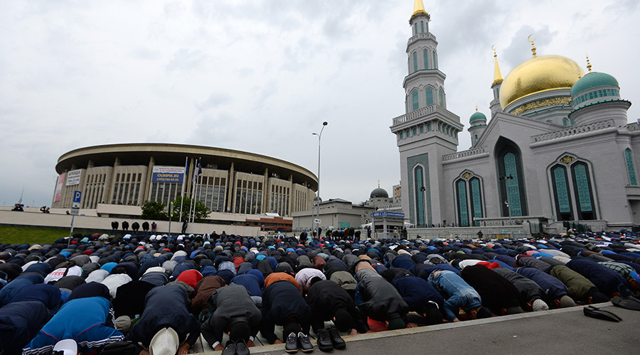 250,000 Muslims flock to Moscow's cathedral mosque for Eid 