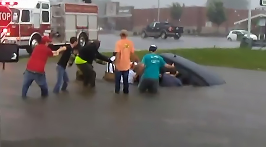 Human chain saves woman from drowning in car (VIDEO)