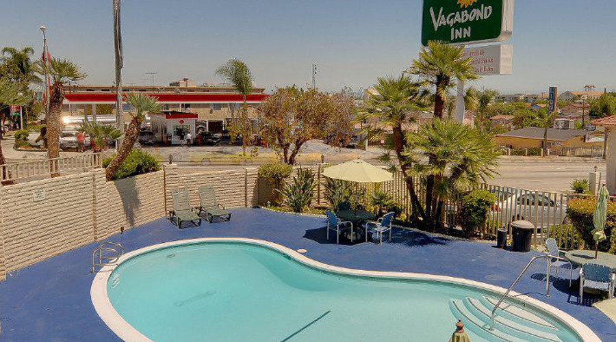 8 injured after man drives into LA motel swimming pool 8 injured after man drives into LA motel swimming pool
