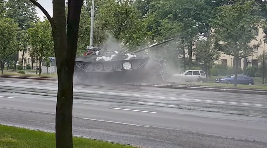 Minsk drift: Speeding tank spins & knocks over lamppost in Belarusian capital (VIDEO, PHOTOS)
