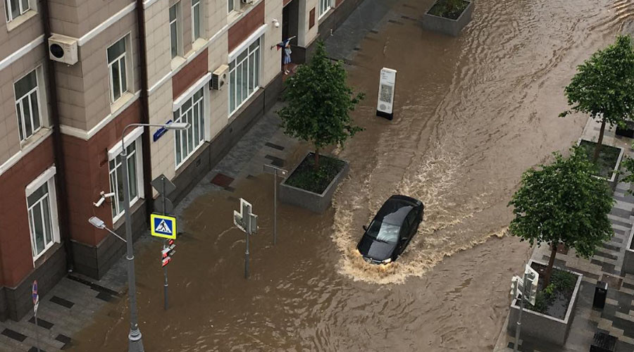 ‘We’ll need a boat’: Heavy rainfall hits Russian capital (PHOTOS, VIDEOS)