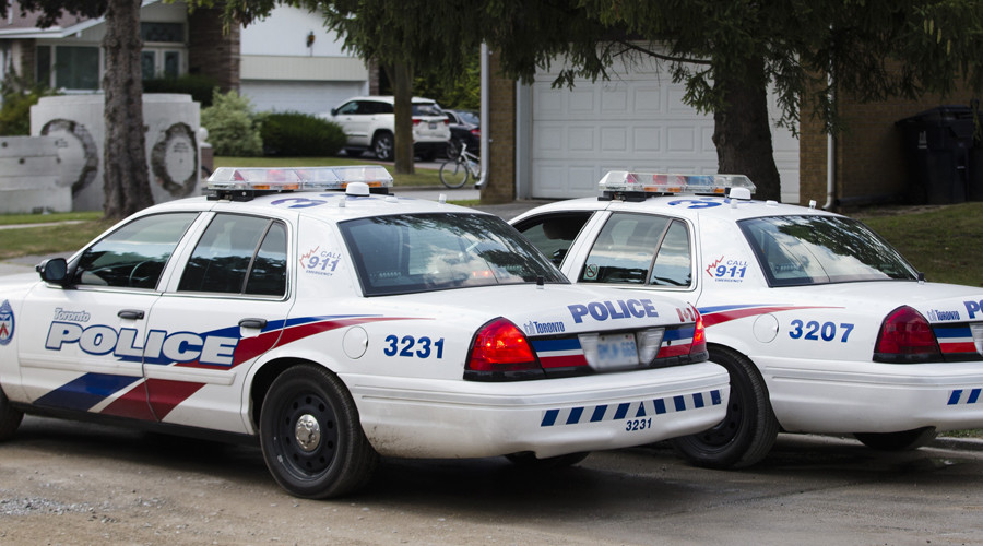 1 injured, manhunt ongoing after stabbing incident at Toronto shopping mall