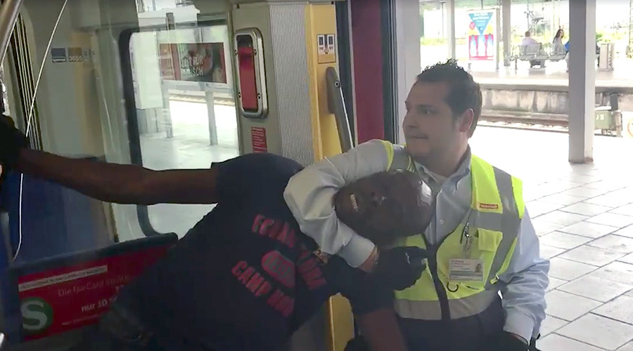 Black man brutally pulled out of train by inspectors in Munich (VIDEO)