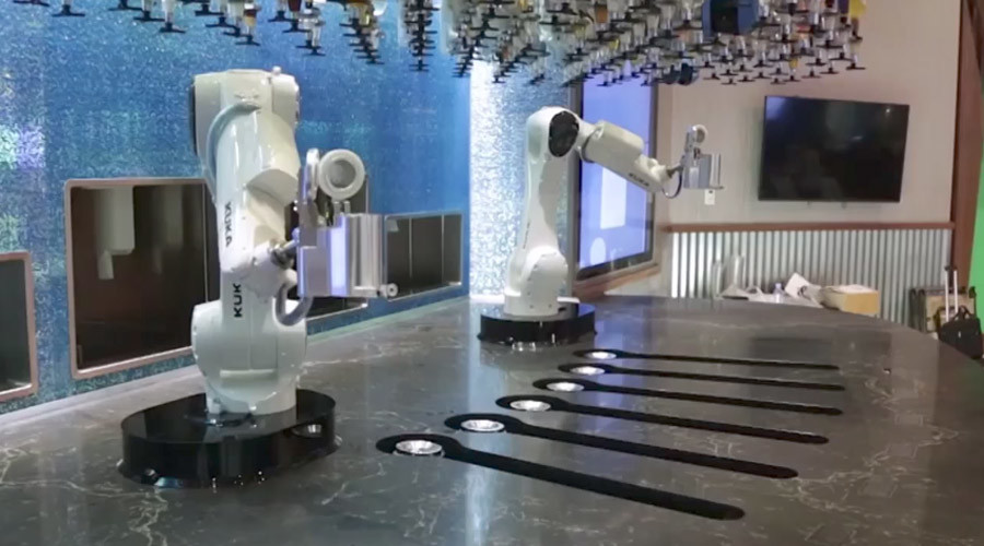Robo-bartenders: Machine mixologists serve drinks ‘at world’s most high-tech bar’ (VIDEO)