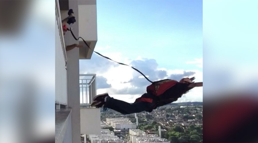 Daredevil earns online fame with jaw-dropping jumps from Brazil high-rise (VIDEO)