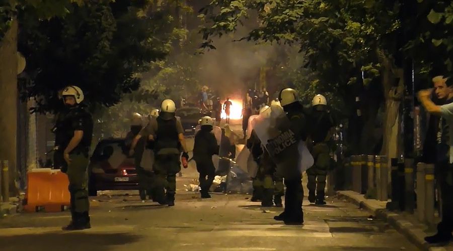 Molotov cocktails vs tear gas: Athens police clash with protesters (VIDEO)