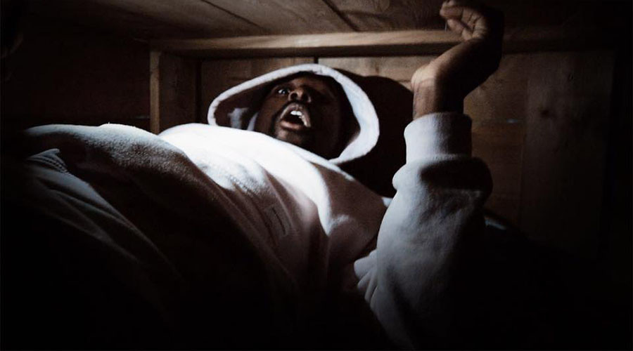 British YouTubers bury themselves alive, live-stream from ‘grave’ (WATCH)