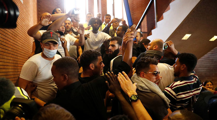Kensington council shuts down Grenfell meeting after journalists demand access (VIDEO)