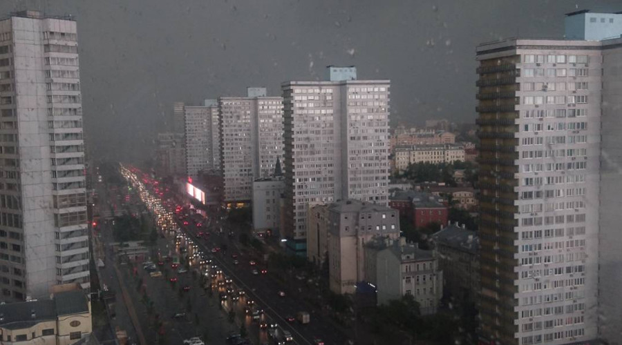 Runaway portaloo: Public toilet goes flying as summer storms hit Moscow (VIDEO)